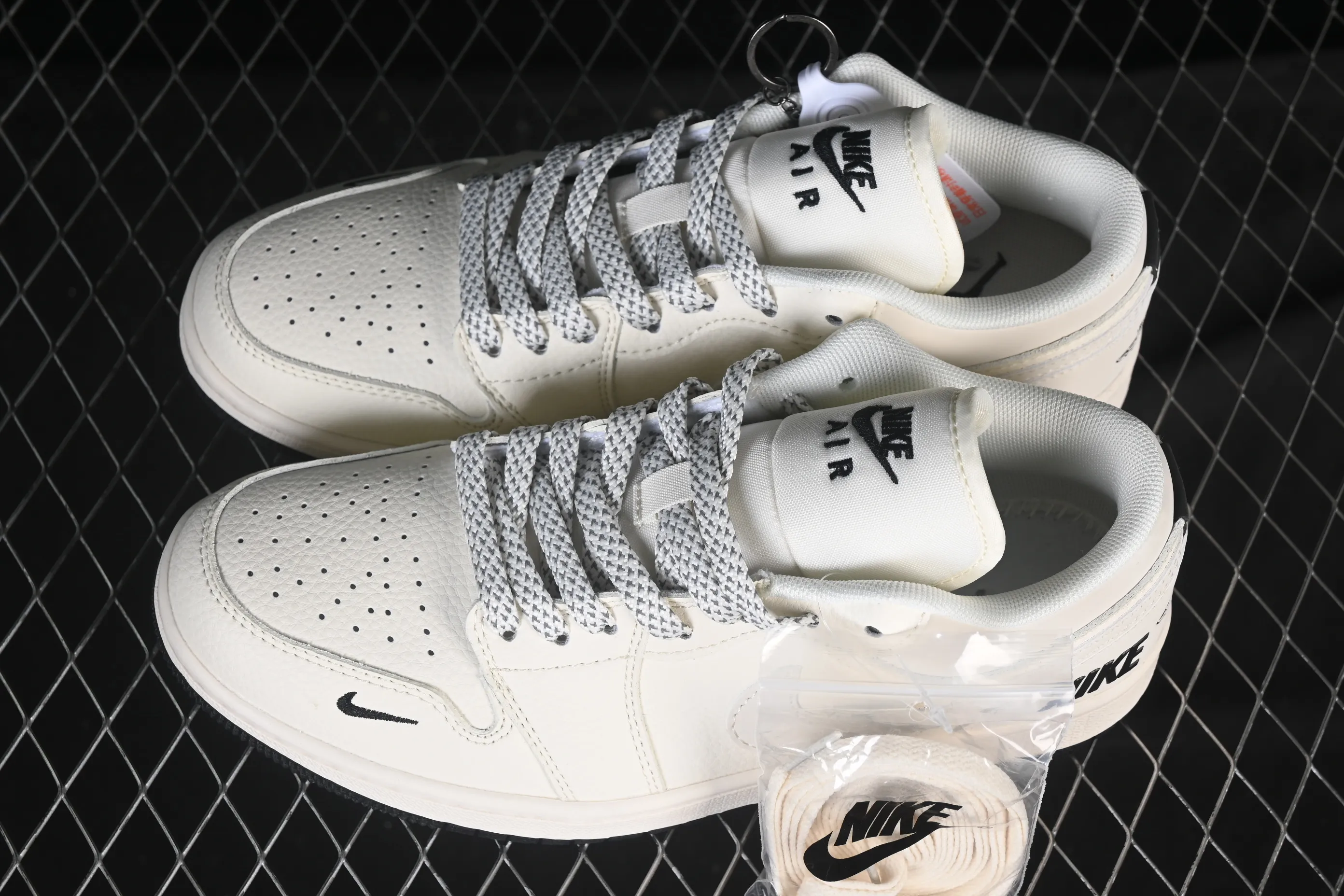 All categories Air Jordan Jordan series basketball shoes Air Jordan 1 Low high-end customized low-top sneakers Air Jordan 1 Low AJ1 Joe 1 classic black high-end customized low-top retro basketball shoes XX3168-219